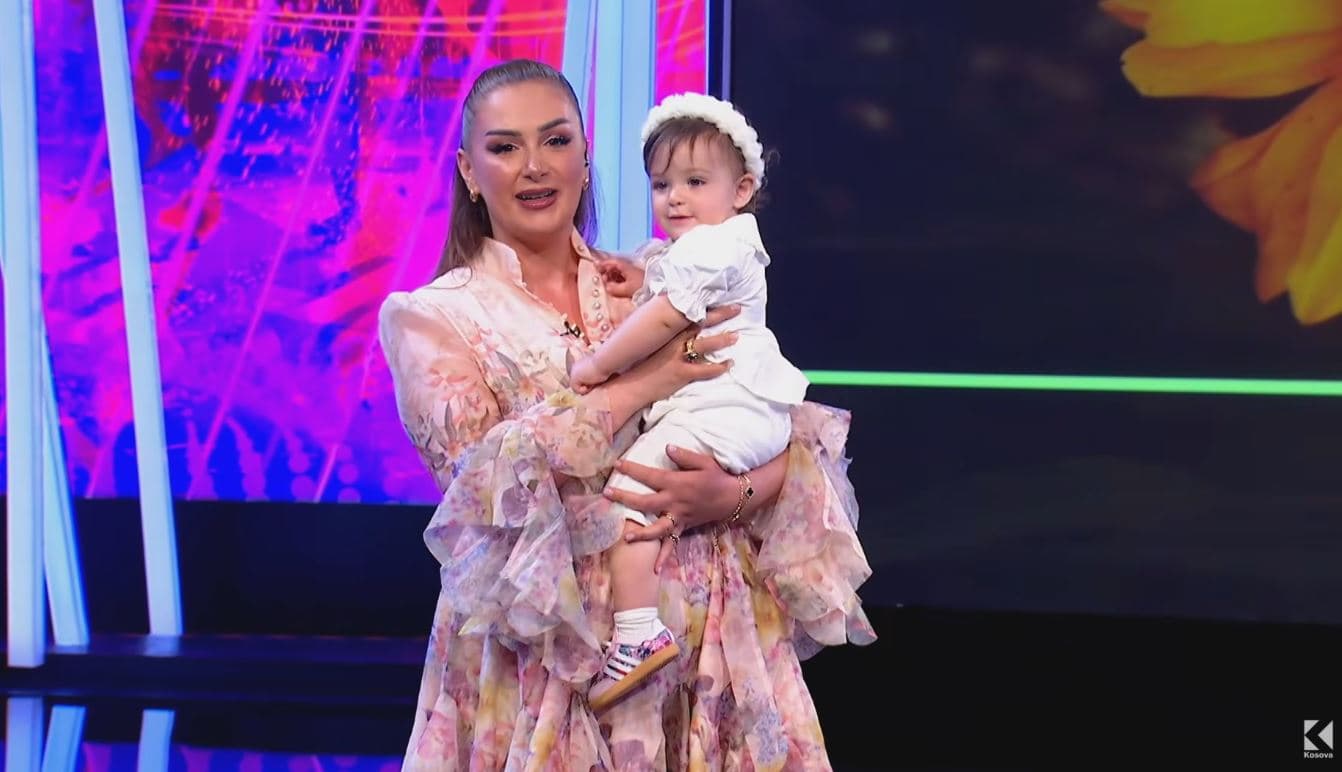 Adelina Hasani rikthehet në studion e emisionit “SOL” bashkë me të bijën (VIDEO)
