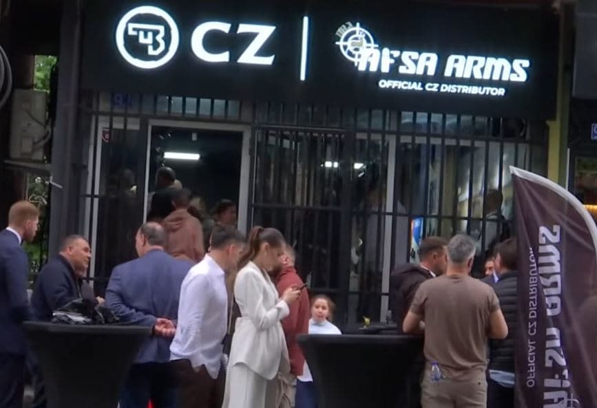 Në Pejë inaugurohet dyqani i specializuar për armë e municion (VIDEO)
