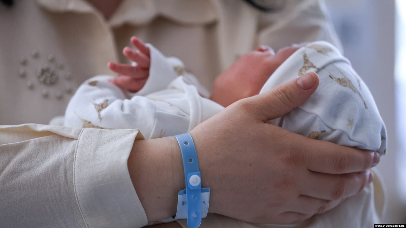 “Si të bëj djalë?”: Tregu i këshillave, miteve dhe boshllëqeve ligjore në Kosovë