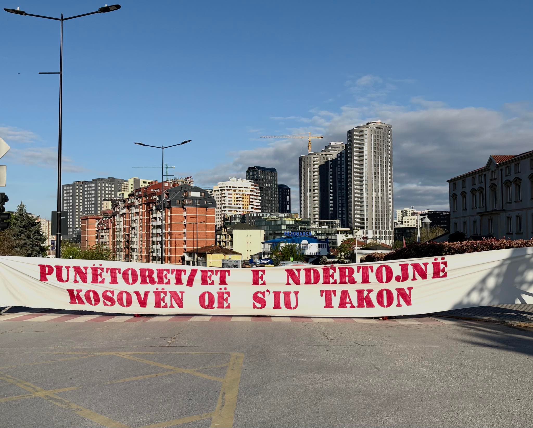 1 Maji, KMVF “bllokon” rrugën në Prishtinë: Punëtorët e ndërtojnë Kosovën që s’iu takon (VIDEO)