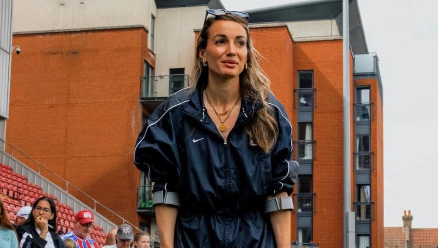 Kosovare Asllani viziton bashkëlojtaret në stërvitje, ndërsa ende është në fazën e rikuperimit