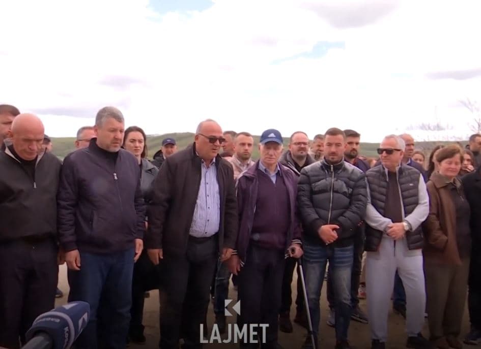 Përkujtimi në Lluzhan, Bulliqi s’foli asgjë, nervozohen familjarët (VIDEO)