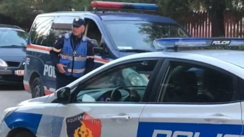 Tragjike: 35 vjeçari vrau ish-vjehrrin, plagosi ish-vjehrrën dhe rrëmbeu ish-gruan