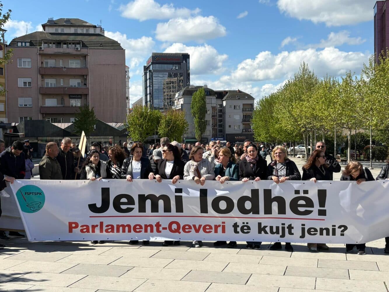 “Jemi lodhë: Parlament-Qeveri, të kujt jeni?”, protestojnë punëtorët e sektorit privat