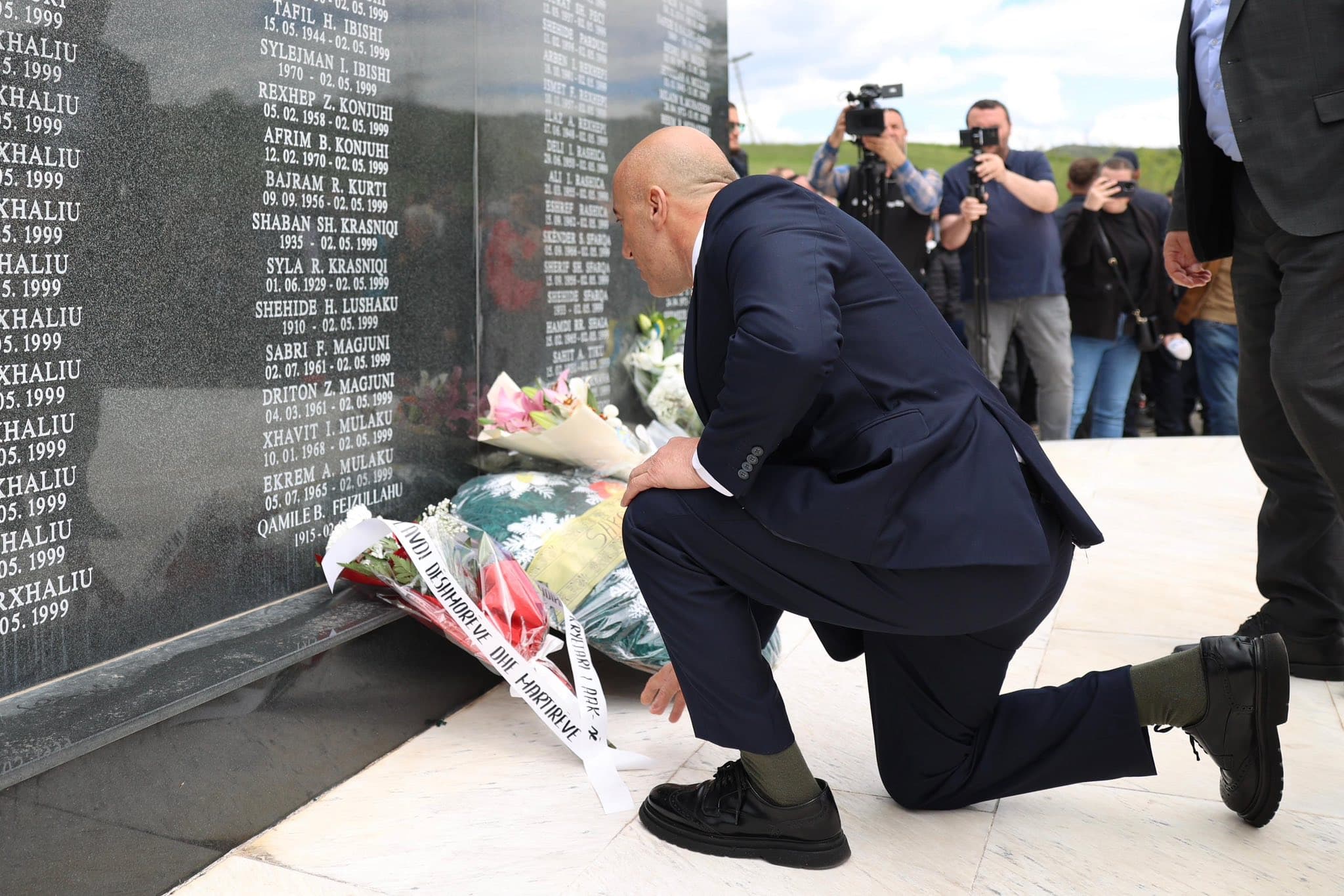 Haradinaj nderon të rënët e Masakrës së Studimes: Plagët s’mund të mbyllen pa u vënë drejtësia