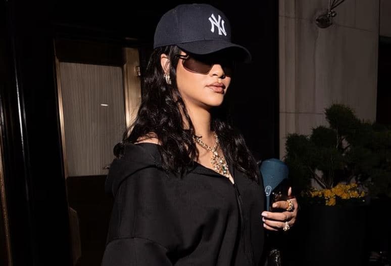 Rihanna shfaqet pas debatit të tensionuar me të dashurin