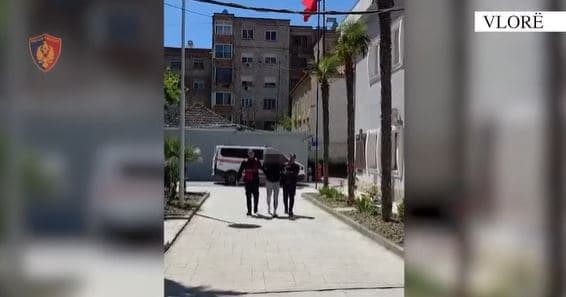 Arrestohet 18-vjeçari në Vlorë, iu gjetën maska, para false, armë lodër dhe përforcues grushti