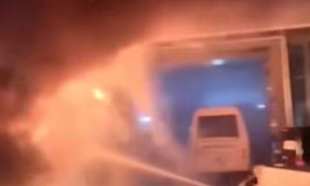 Zjarr i madh në një servis në Pejë, digjen tri vetura, një kamion dhe një autobus