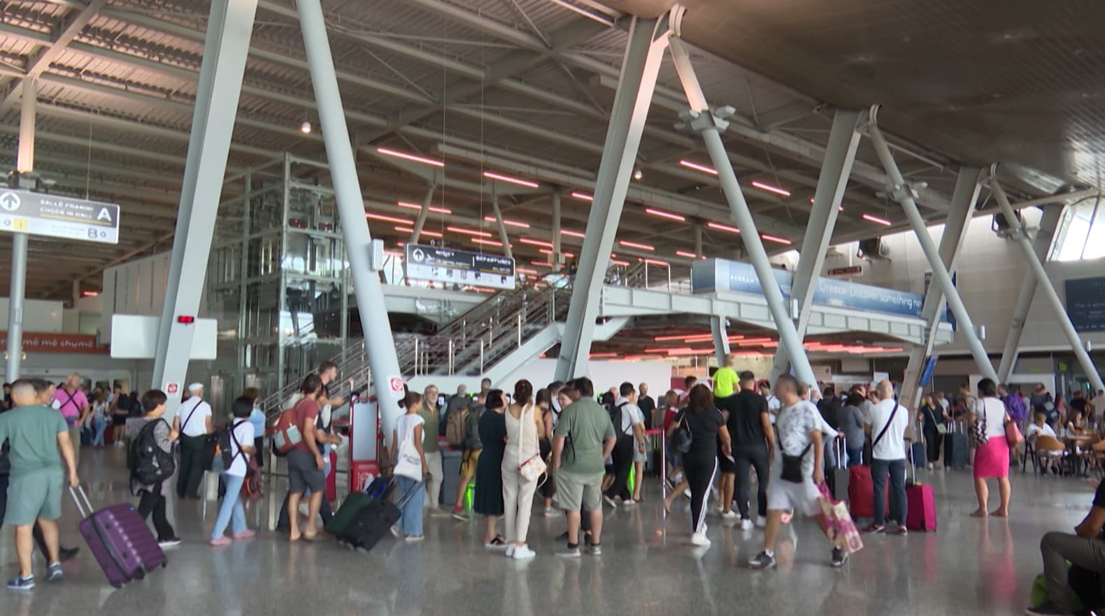 Turizmi shënon rritje në Shqipëri, mbi 1.1 milion turistë të huaj në maj