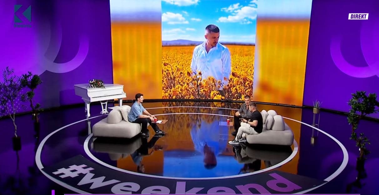 Bujar Mustafa ia thotë këngës për Tahir Sinanin live! Çiftelia “ndez” atmosferën (VIDEO)