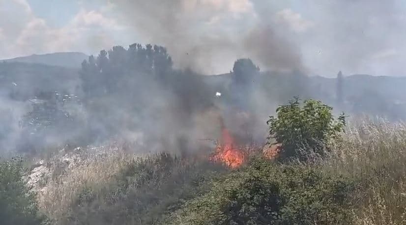Zjarr pranë vendgrumbullimit të mbetjeve në Elbasan, ndërhyjnë zjarrfikësit dhe policia