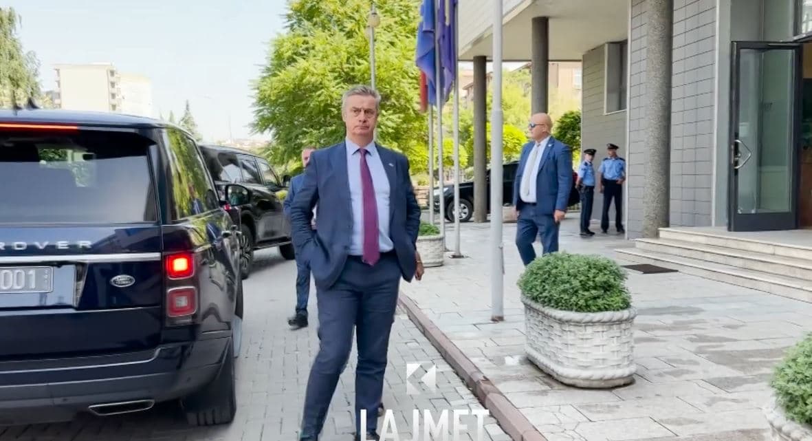 “Kosova nuk ka kohë për të humbur”, ambasadori britanik kërkon zgjidhje politike (VIDEO)
