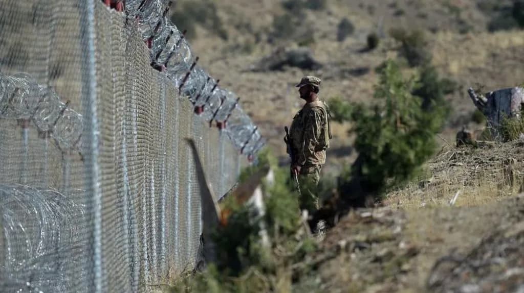 Pakistani nis sulme vdekjeprurëse përgjatë kufirit afgan