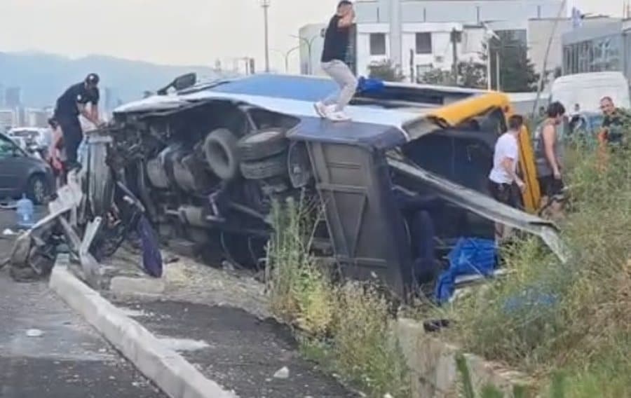 Aksident i rëndë në autostradë, furgoni del nga rruga - bllokohen pasagjerët