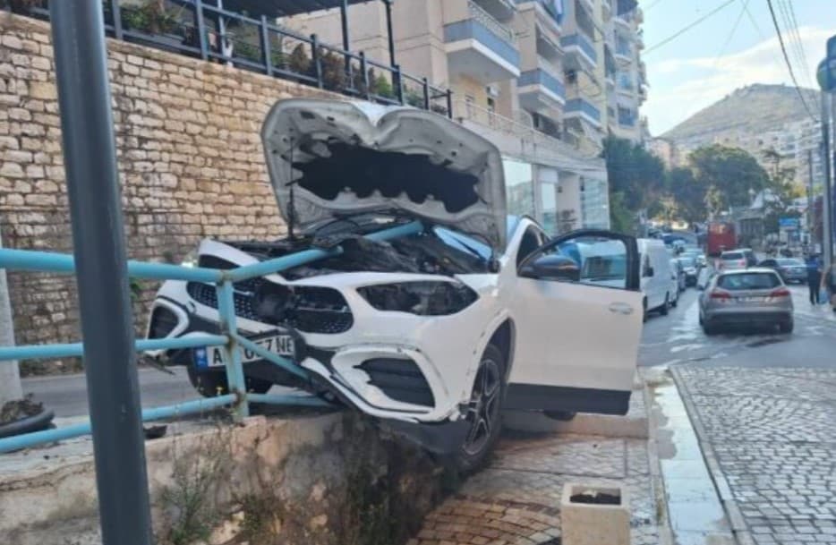 Aksident i frikshëm në Sarandë, makina del nga rruga dhe përplaset me barrierat