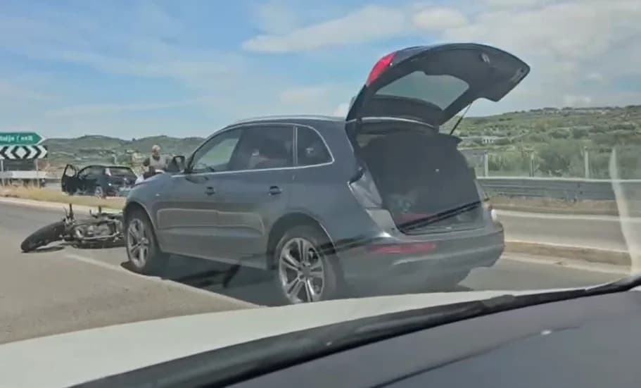 Aksident mes një veture dhe një motoçiklete në rrugën Vlorë-Panaja, ka të lënduar