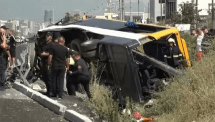 Dy të vdekur nga aksidenti në autostradën Tiranë-Durrës, 12 të lënduar