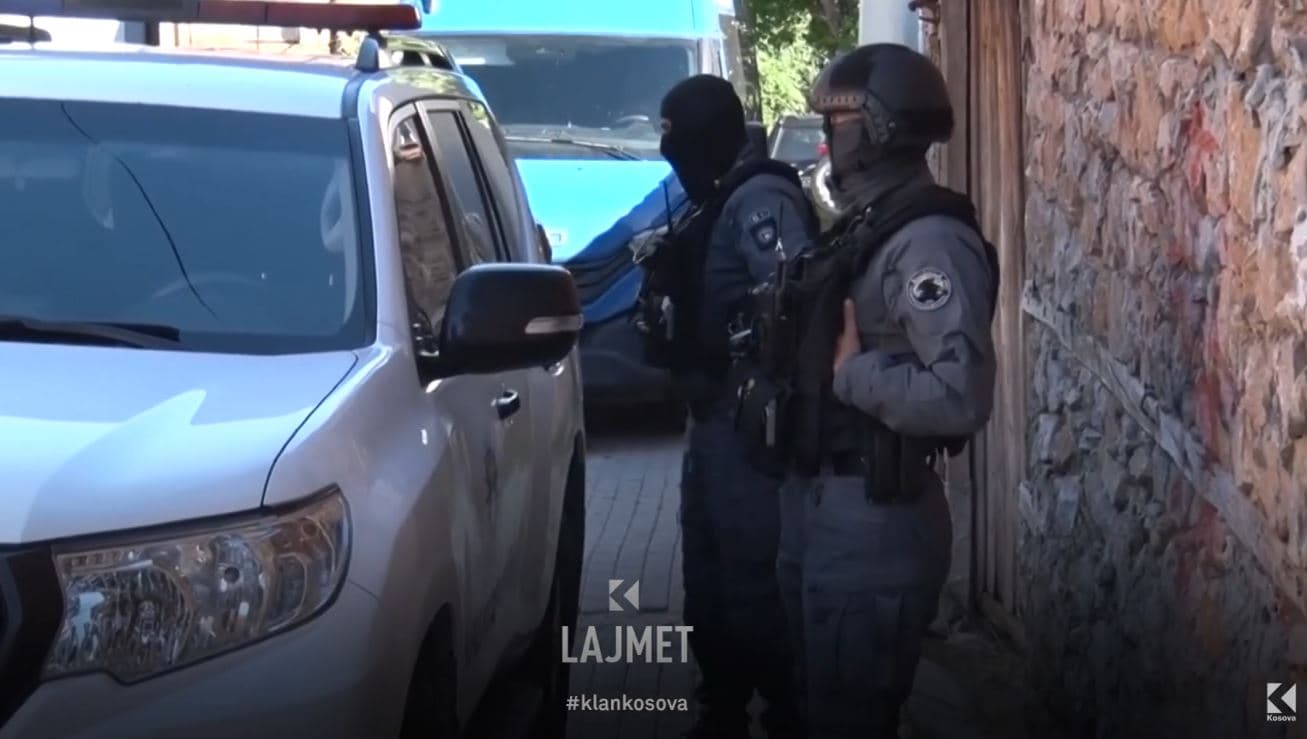 Pesë të arrestuar për Reçakun: Rreth 50 policë morën pjesë në aksionin e koduar (VIDEO)