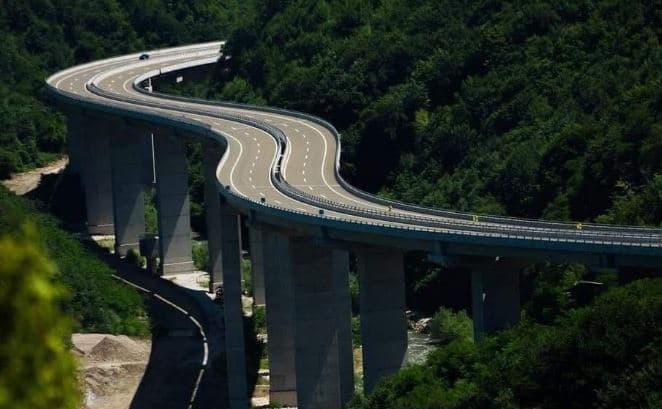 Largohet uji i grumbulluar në autostradën “Arbën Xhaferi”, rikthehet qarkullimi normal