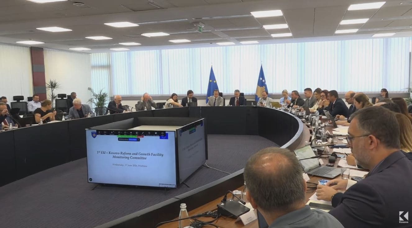 Bllokada në Kuvend: Rrezikohet humbja e 60 milionëve nga BE (VIDEO)