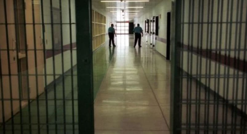 Shqipëri, dy oficerë policie vdesin brenda natës në një burg