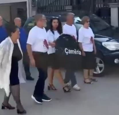 Kurorë e zezë para ambasadës greke në Prishtinë në kujtim të viktimave çame