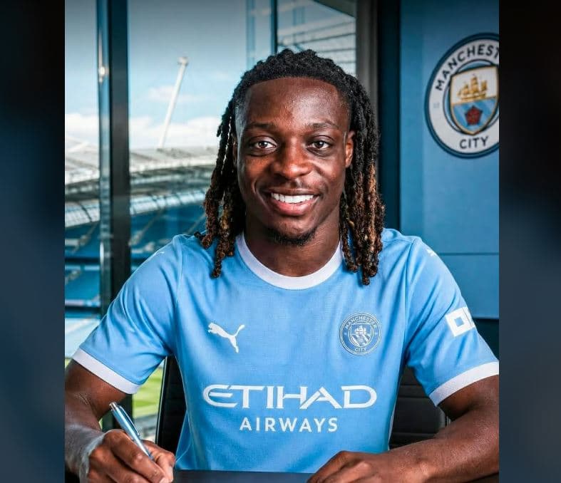 Jeremy Doku rinovon me Manchester Cityn