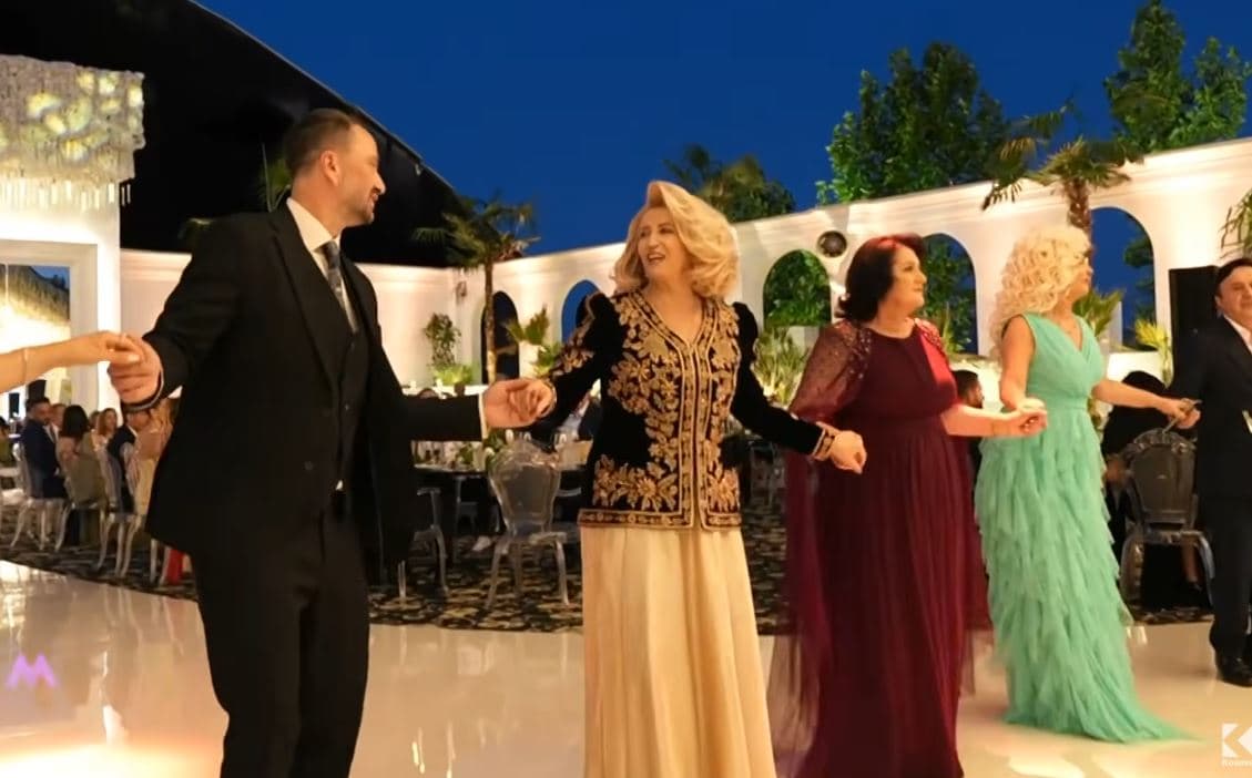 "Me pyet nanën s'i kish larguar", pamje ekskluzive nga dasma e Agnesës, vajzës së Shkurte Fejzës (VIDEO)