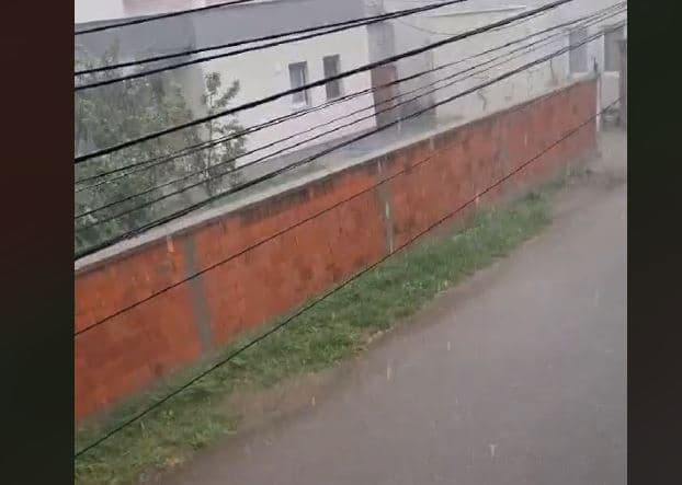Nga moti përvëlues, Obiliqi pushtohet nga shiu i rrëmbyeshëm e breshri (VIDEO)