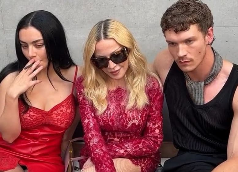 Madonna dhe Charli XCX surprizojnë fansat me afrimitetin në Javën e Modës në Paris