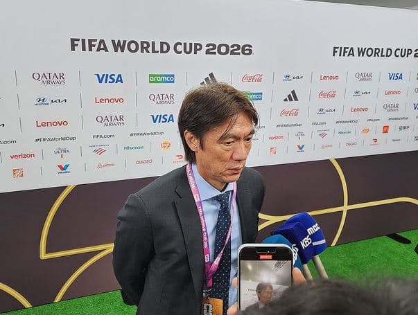 "A mos u helmuan  lojtarët prej ushqimit që luajtën aq keq?", e pyet gazetari trajnerin korean në Botëror