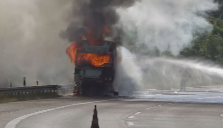 Kamion cisternë që transportonte vaj përfshihet nga flakët