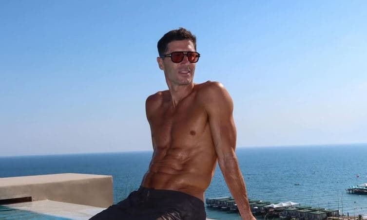 Lewandowski mahnit me fizikun, fotografia nga pushimet bëhet virale
