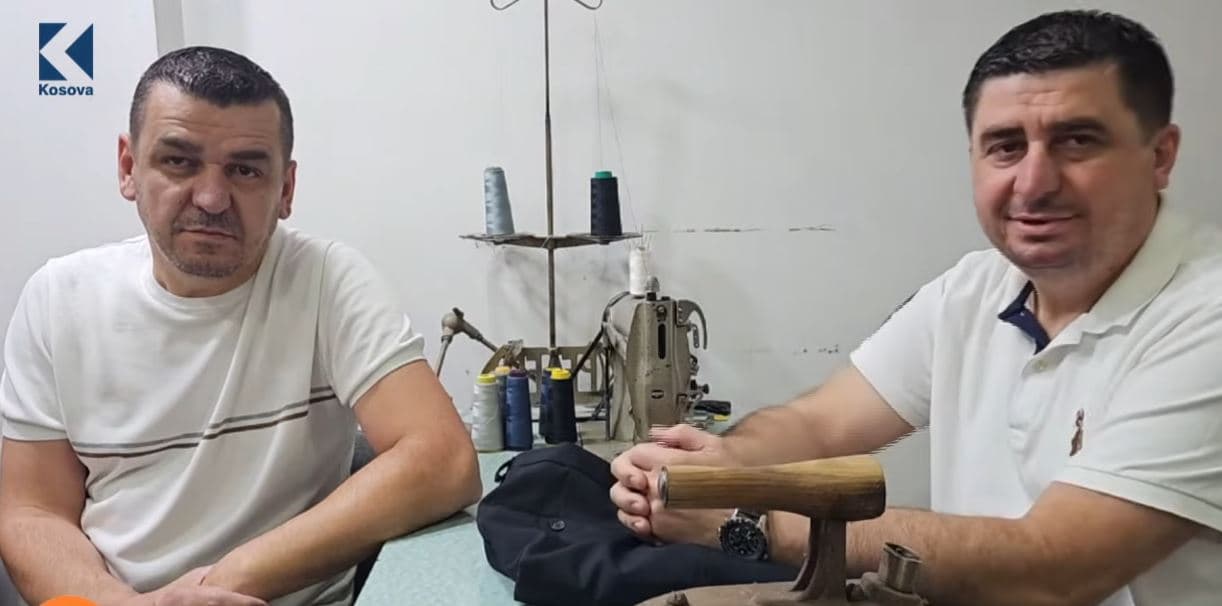 Dy vëllezërit Fejzullahu rrëfejnë traditën 150-vjeçare të rrobaqepësisë në Pejë (VIDEO)