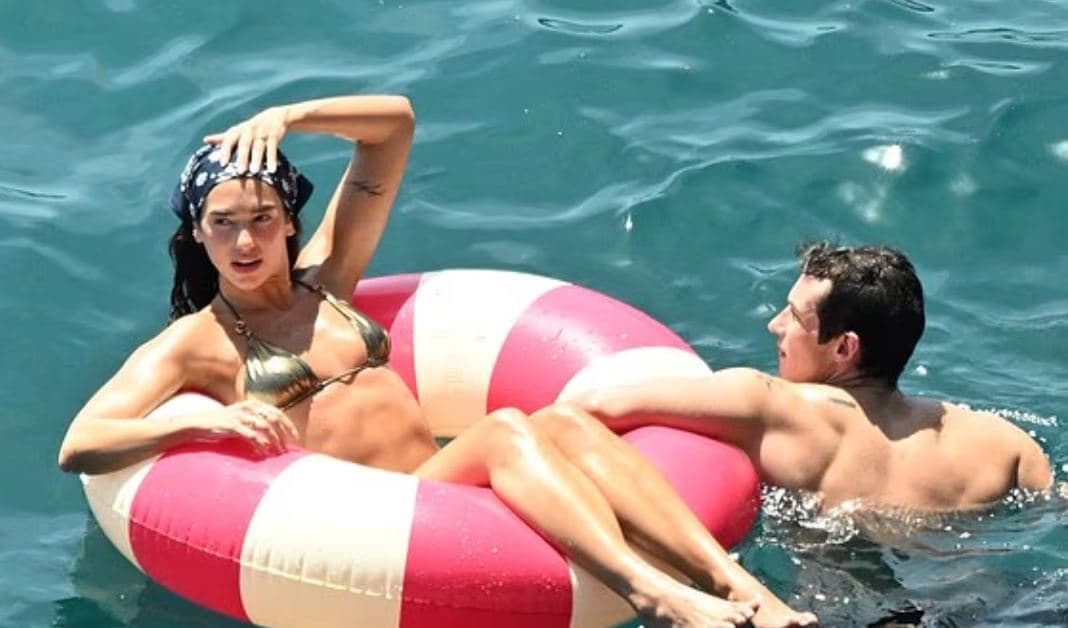 Dua Lipa dhe bashkëshorti “në valët e dashurisë” në Amalfi