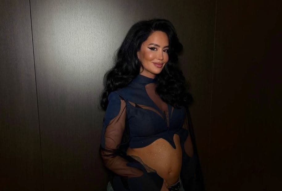 Dafina Zeqiri shkëlqen në skenë, publikon pamje me barkun e rrumbullakosur