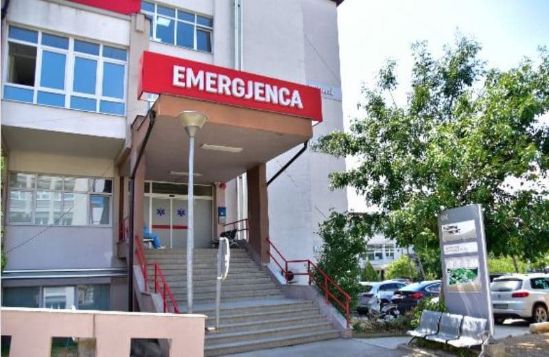 Vajza e të dyshuarit për vrasjen në Ferizaj ka pësuar lëndime, po trajtohet në QKUK