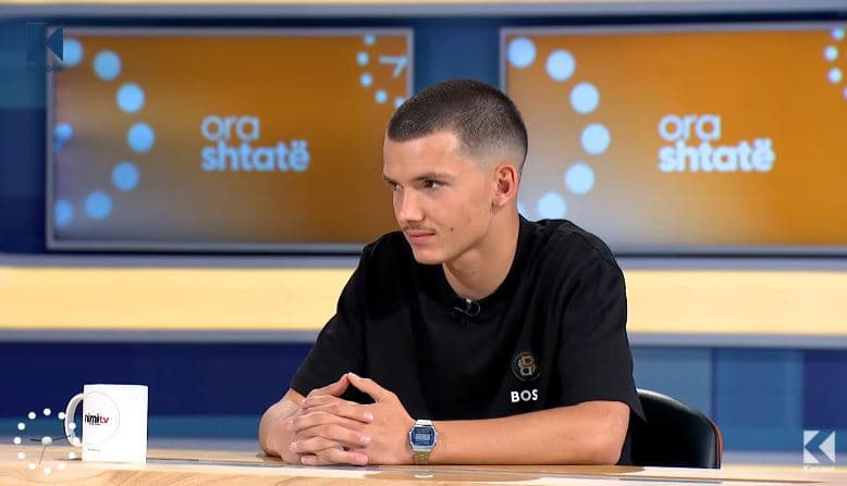 “Lutja ime e parë ishte për prindërit” - Rrëfimi ekskluziv i të riut që kreu Haxhin në moshë të re (VIDEO)