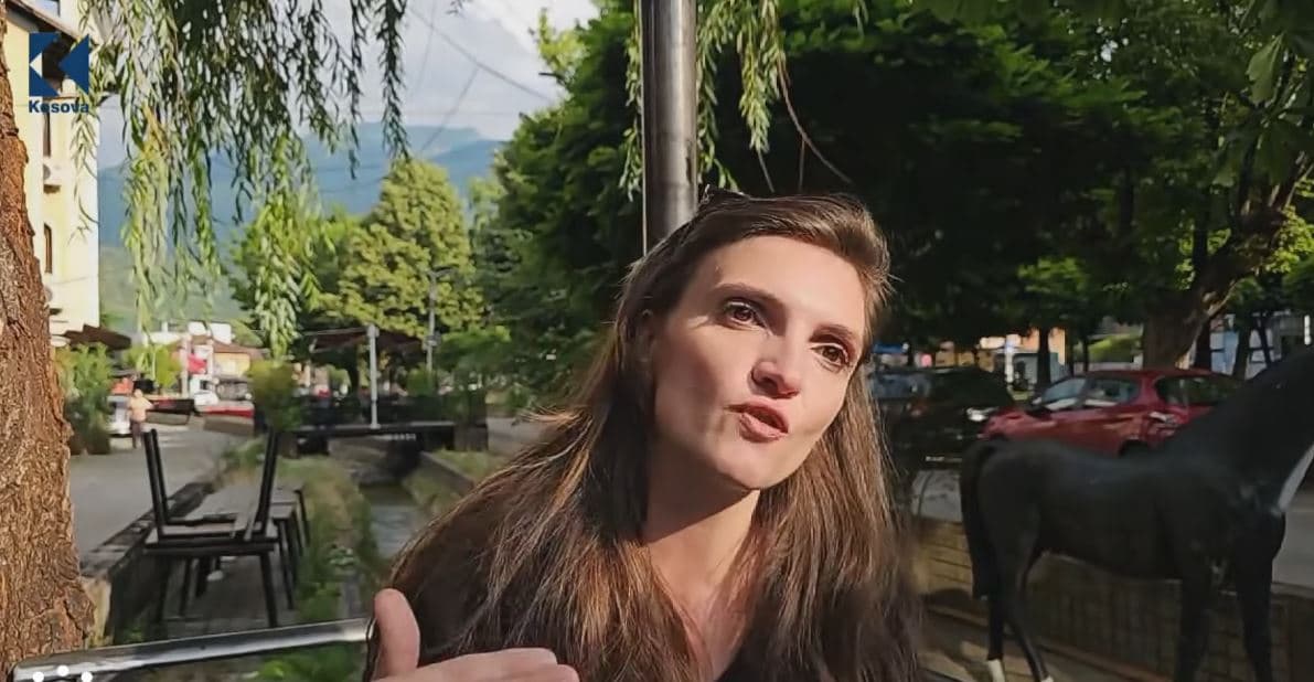 Shfaqja “Brenda 4 Mureve” në hamamin e qytetit të Pejës – flet regjisorja Shala (VIDEO)