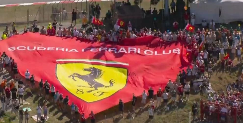 Hamilton triumfon për herë të parë me Ferrarin, ngushton diferencën në renditjen e pilotëve