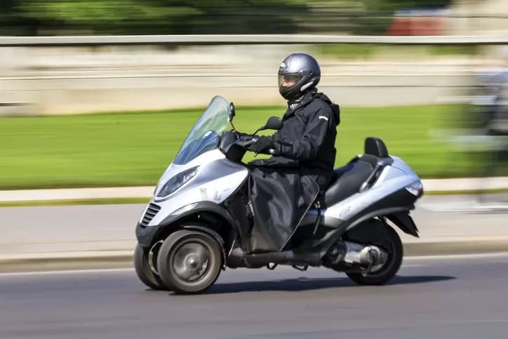 Vidhet një motor trerrotësh në Fushë Kosovë, vlera e tij rreth 2000 euro