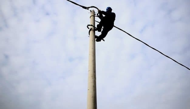 U ngjit në shtyllë elektrike pranë banesës së vjehrrit, vdes 45-vjeçari në Mirditë