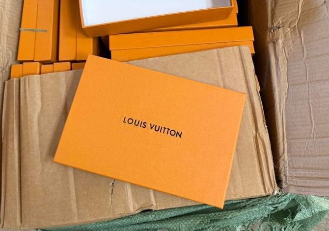 “Louis Vuitton” nën llupën e Doganës: Kapen mijëra produkte të dyshuara si kopje