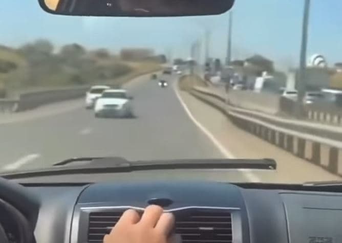 Të rinjtë rrezikojnë shumë, futen në anën e kundërt të autostradës për të shmangur kolonat