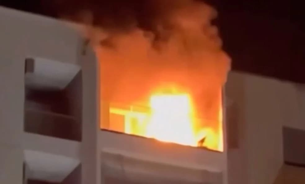 Bie zjarr në një banesë në Vlorë, zjarrfikësit hasin në vështirësi në shuarjen e flakëve