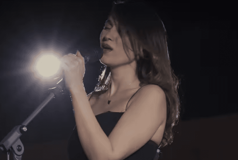 Këngëtarja iraniane dënohet me 74 goditje me kamxhik pasi performoi pa hixhab