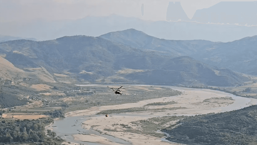 Helikopteri vë nën kontroll zjarrin në Mallakastër
