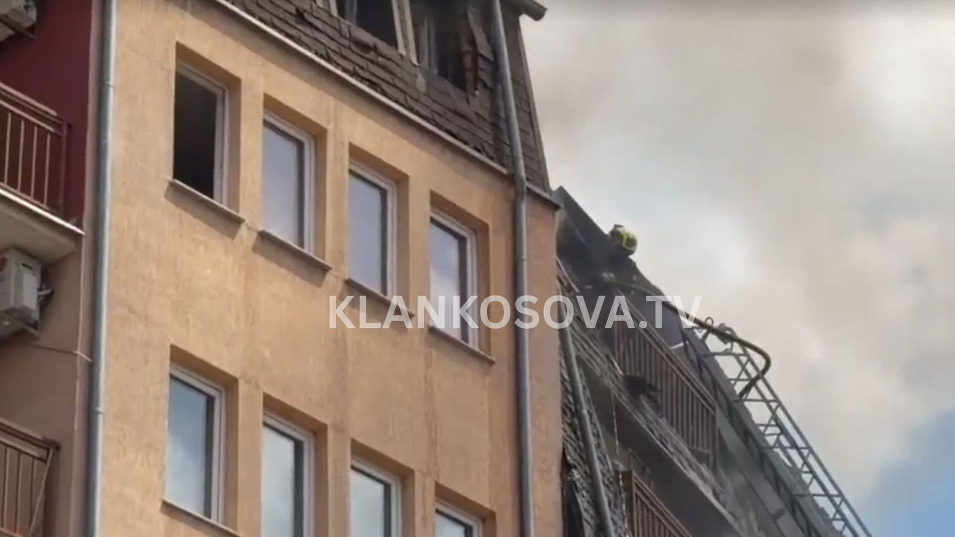Zjarrfikësit ende në terren, shuhen flakët në banesën te Parku i Qytetit
