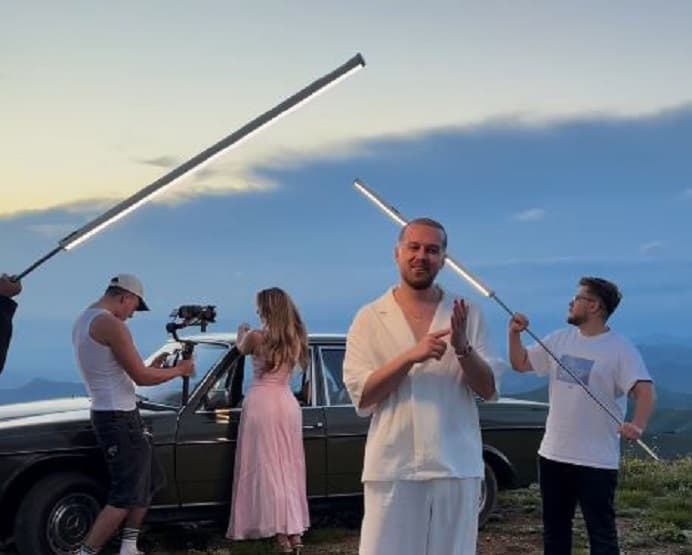 “Edhe dy ditë”, Kushtrim Kelani ndan pamje nga xhirimet e këngës së re (VIDEO)