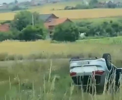 Rrokulliset një veturë në Lumbardh të Vushtrrisë, përfundon në ara